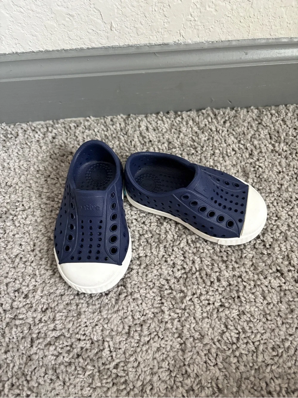 Native Kids Size 4 Navy with White Toe Great condition
